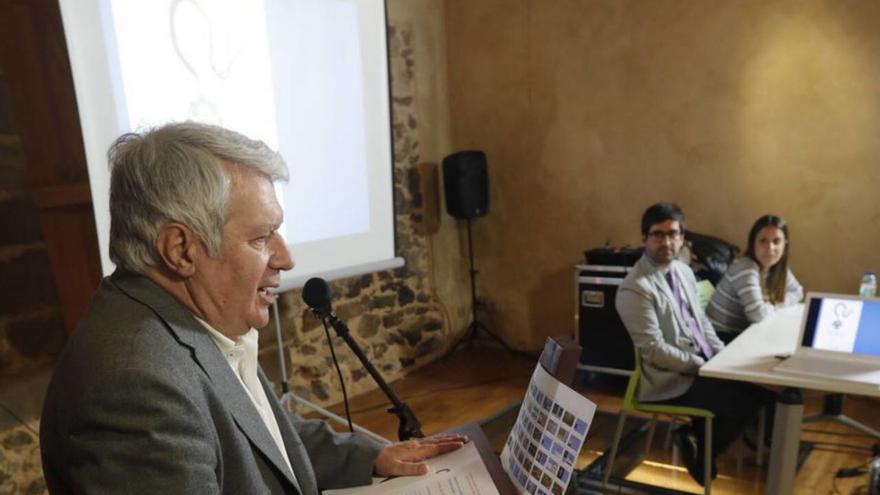 Lorenzo Arias, en primer término, en su charla de ayer. | Ricardo Solís