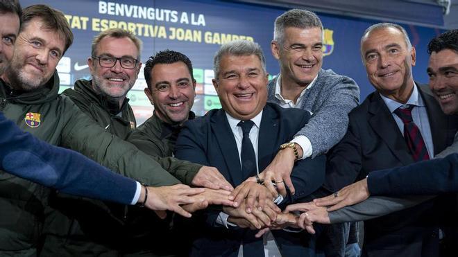 Xavi Hernández junto a Enric Masip, Rafa Yuste, el presidente del FC Barcelona, Joan Laporta, y resto de staff y dirección deportiva, tras el anuncio del nuevo acuerdo para que Xavi sea el entrenador del primer equipo para la próxima temporada.