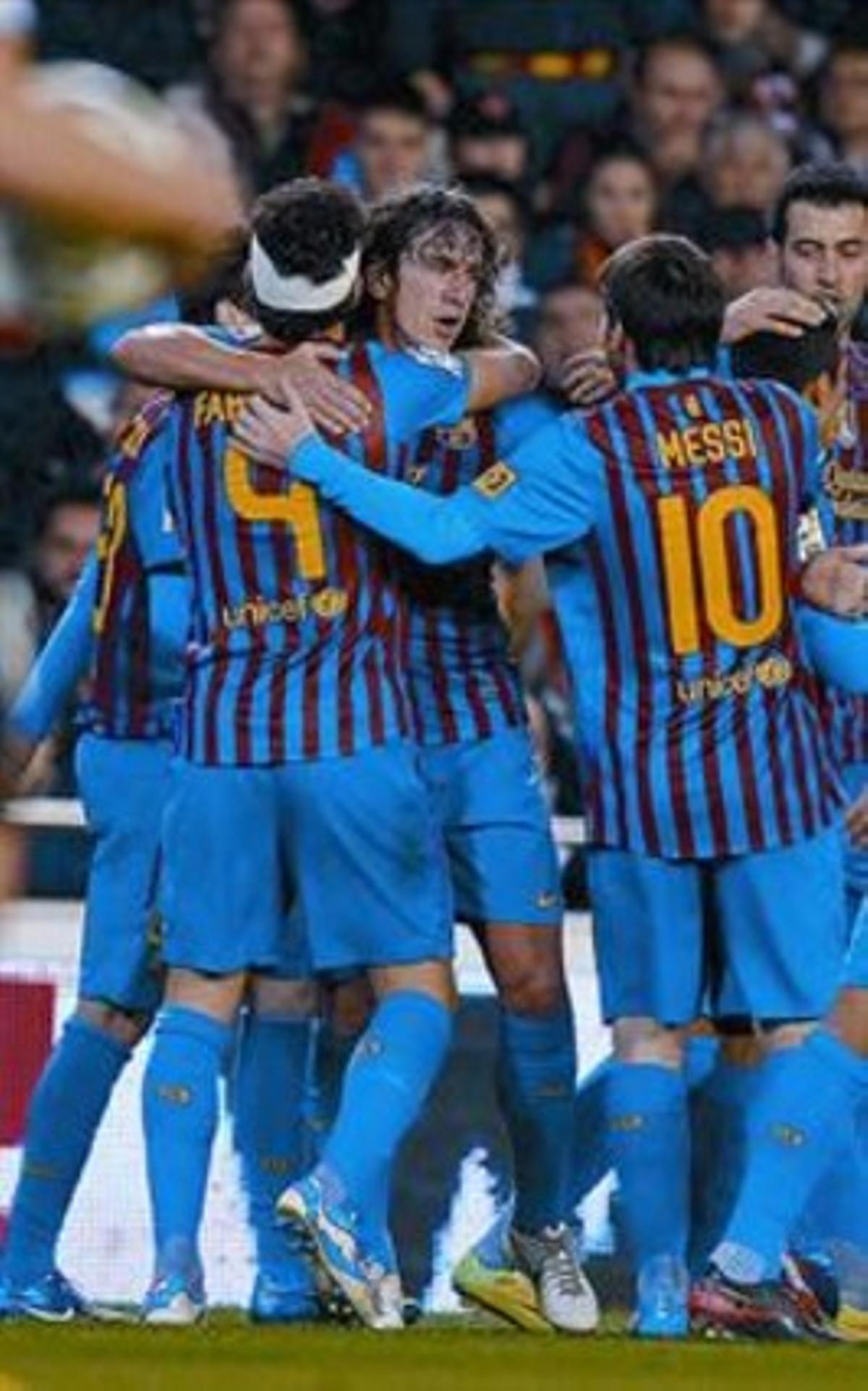 Decisiu 8 Cesc i Messi abracen Puyol, ahir a Mestalla. Decisiu 8 Cesc i Messi abracen Puyol, ahir a Mestalla.