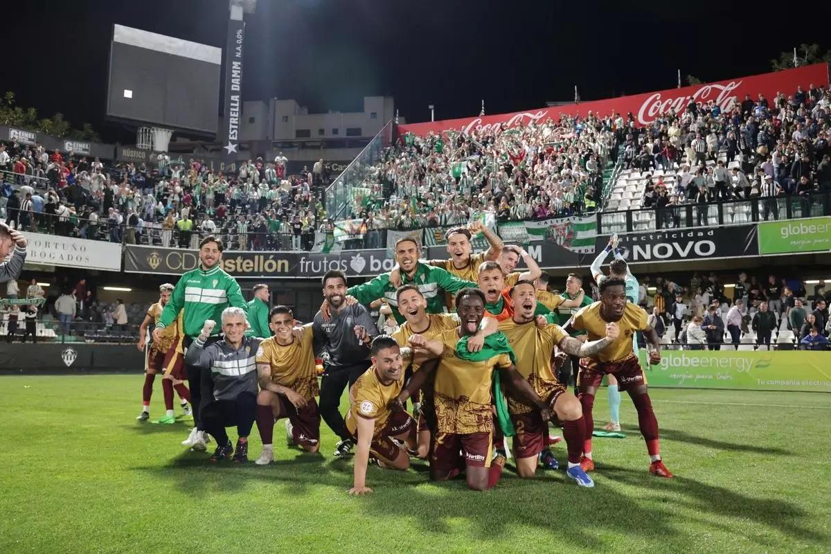 El Córdoba CF celebra el triunfo en Castalia tras el gol en el descuento de Diarra, en la campaña del ascenso a Segunda.