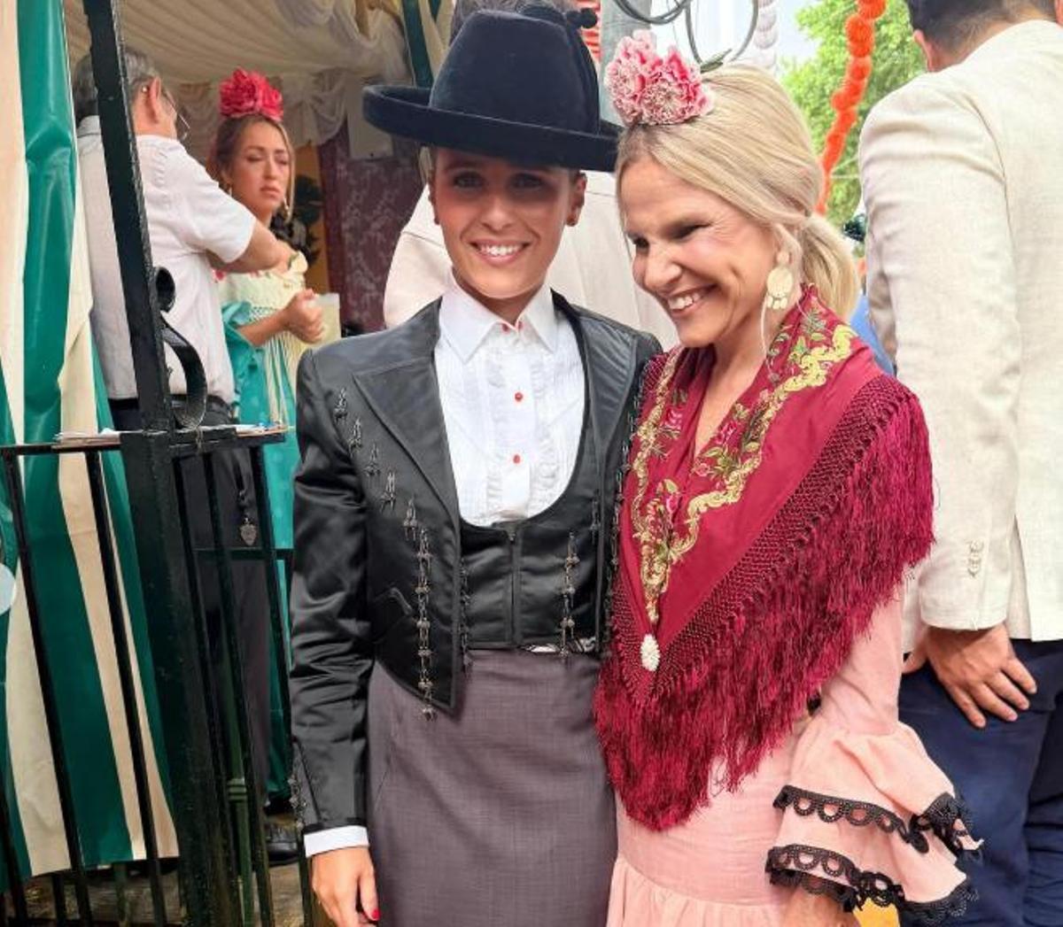 Tana Rivera junto a su madre, Eugenia Martínez de Irujo en la Feria