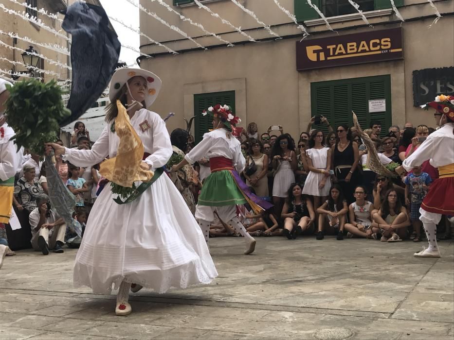 Los 'Cossiers' de Algaida tumban al 'dimoni' tras la misa en honor a Sant Jaume