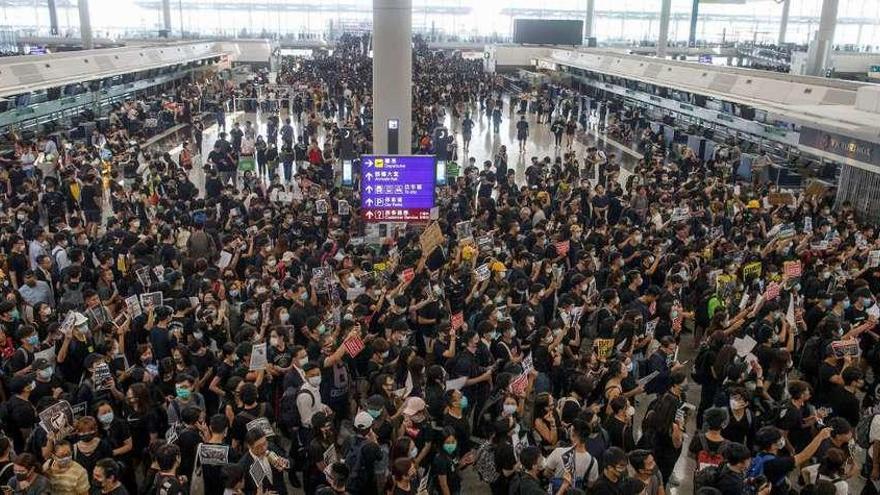 Manifestantes en el aeropuerto de Hong Kong. // Reuters