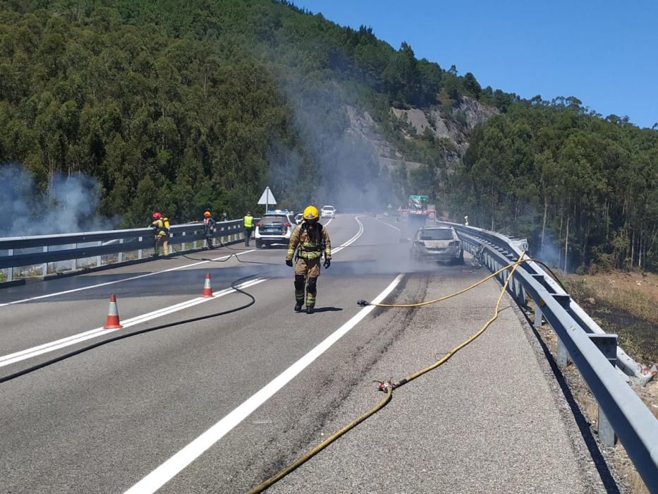 El incendio de un coche obliga a desviar el tráfico en el Corredor de O Morrazo