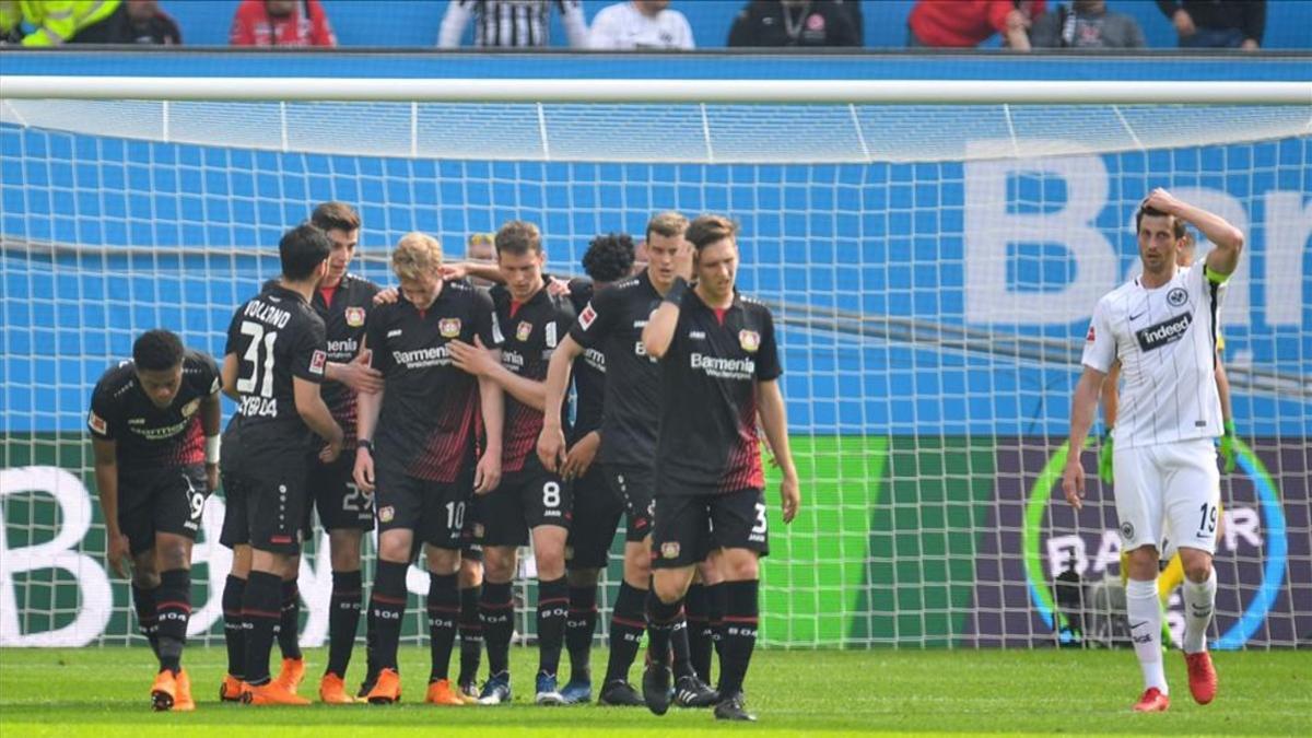 Los jugadores del Bayer Leverkusen festejan la primera diana ante el Eintracht Frankfurt