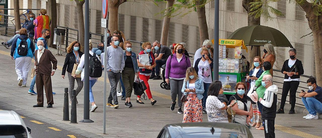 Grupos de personas con mascarillas por la capital grancanaria. | | JOSÉ CARLOS GUERRA