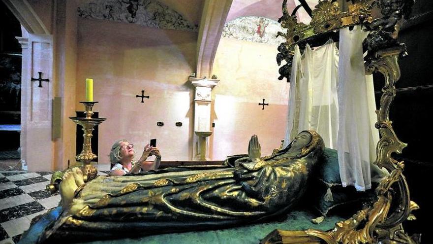 Verehrt und fotografiert: ein „Llit de la Mare de Déu“ in einer Kirche in Palma.