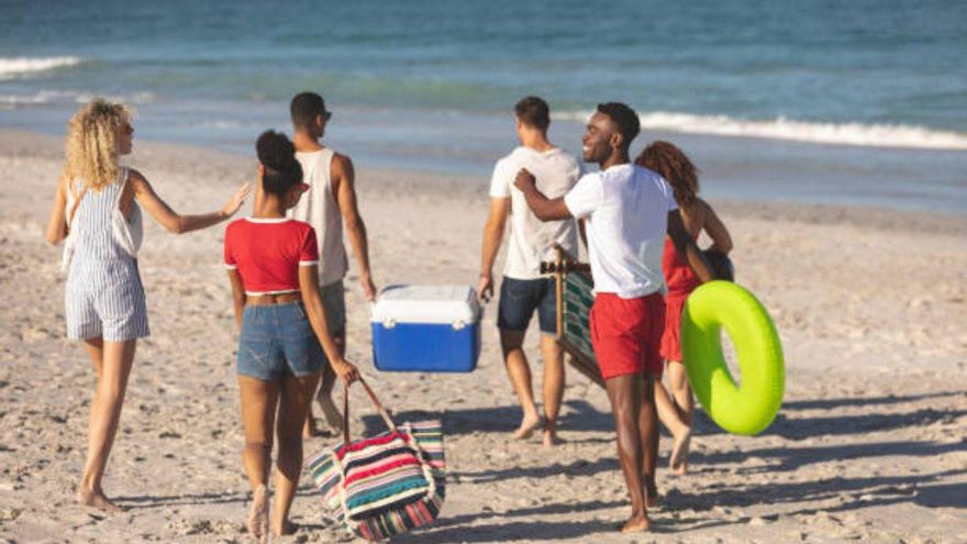 Adiós a ir cargado a la playa: el invento de Decathlon para llegarlo todo que incluso te servirá de mesa