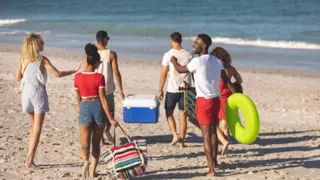 Adiós a ir cargado a la playa: el invento de Decathlon para llegarlo todo que incluso te servirá de mesa