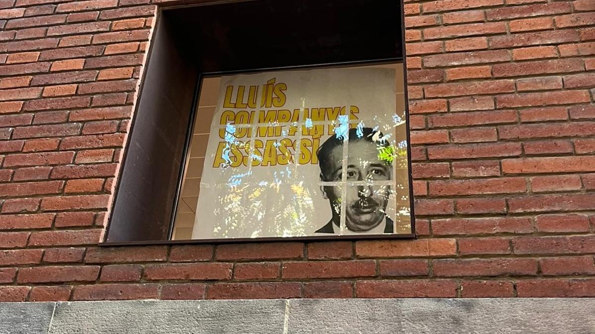 Pancarta de Vox contra Lluís Companys en el Parlament.