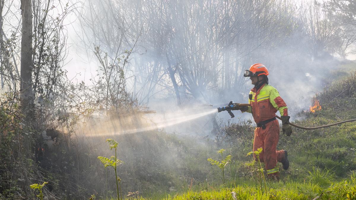 EN IMÁGENES: la extinción del fuego de La Plata (Castrillón), minuto a minuto