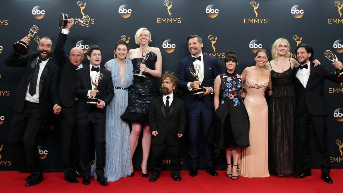 Foto de familia del elenco de 'Juego de Tronos', en la ceremonia de los Emmy.