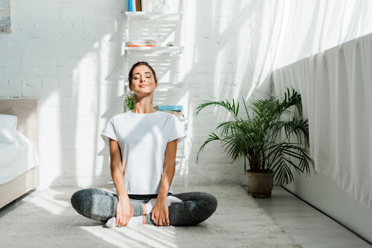 Mujer practicando yoga