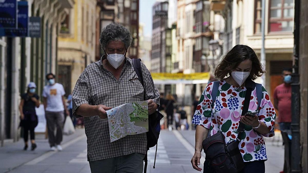 Dos turistas pasean por Santa Clara este domingo.