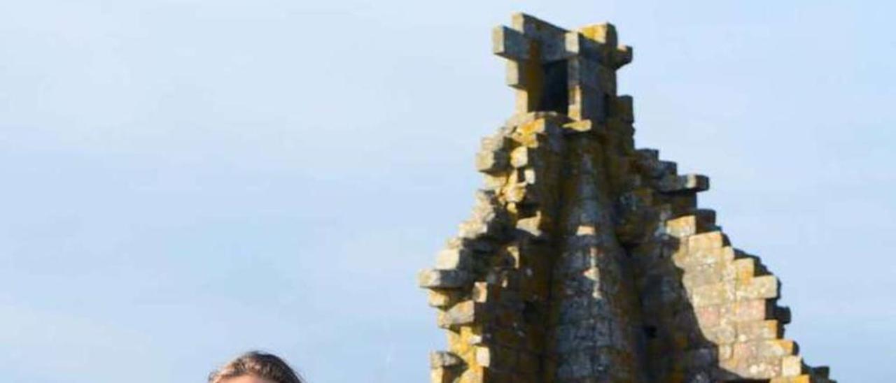 Andrea Falcón Leal, con la torre de San Sadurniño detrás.