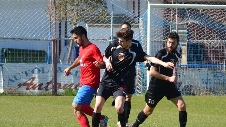 Un jugador del Benavente protege el esférico de sus rivales.