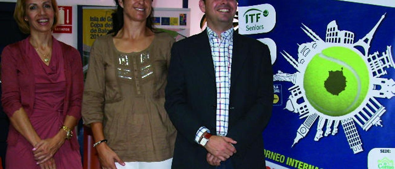 Noelia Pérez y Lucas Bravo de Laguna, en la presentación de un torneo de tenis.