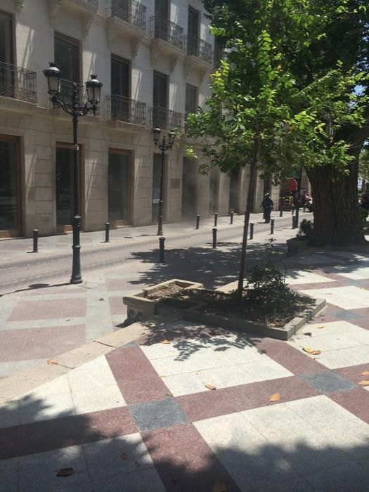 El humo sale por las ventanas del edificio