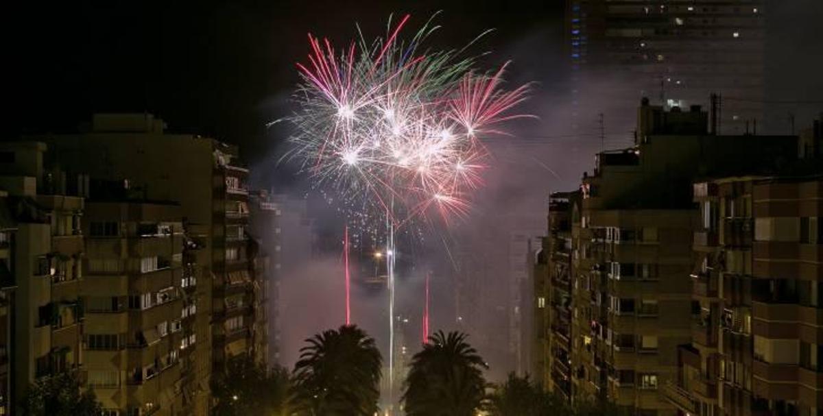 Las mascletàs nocturnas concluyen con el espectáculo de Pedro Luis Sirvent