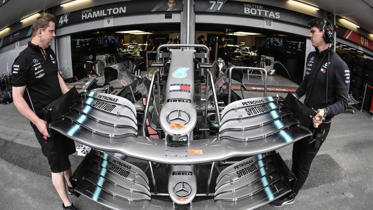 Los técnicos de Mercedes preparan el auto del piloto británico Lewis Hamilton antes del Gran Premio de Fórmula Uno de Azerbaiyán en Bakú.