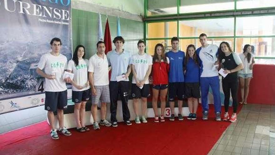 Los ganadores posan con Santi Escudero, entrenador del Pabellón.