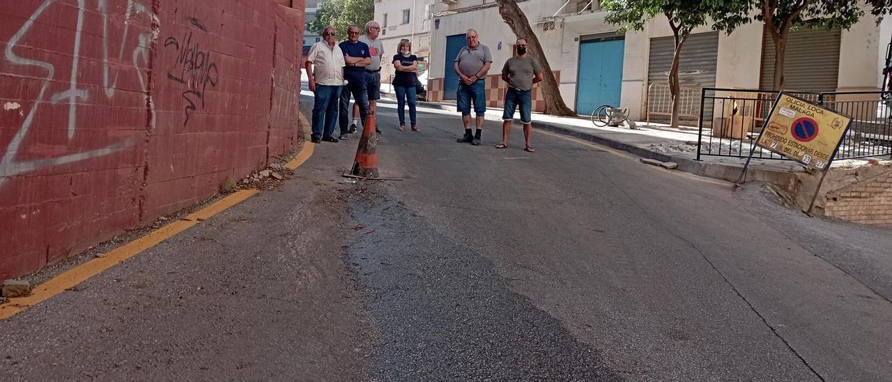 Avería de saneamiento en mitad de calle Quiteria cuya reparación costean los vecinos.