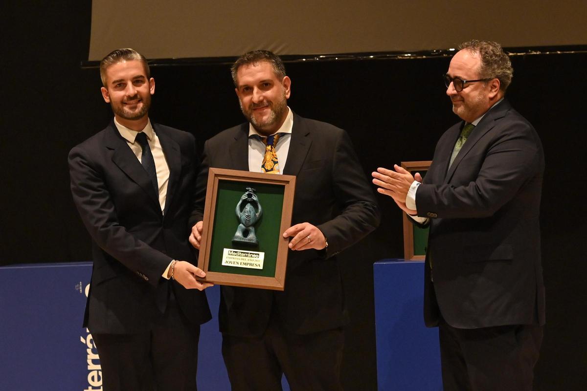 Pepe Franch y Cristian Martínez reciben el premio Joven Empresa, en la gala de Empresa del Año de 'Mediterráneo'.