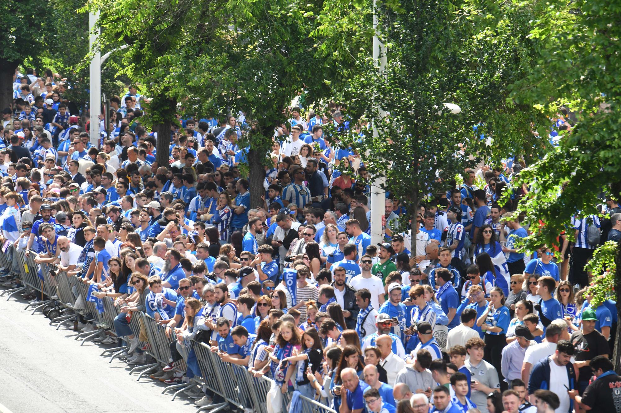 Multitudinario recibimiento de la afición al Dépor en Riazor antes del partido contra el Castellón