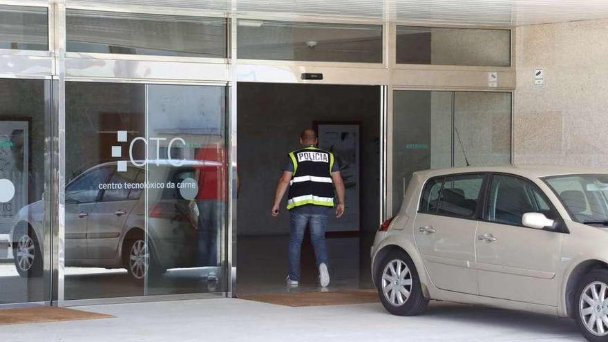 Un agente policial accede ayer al Centro Tecnolóxico da Carne de Ourense. // J. Regal