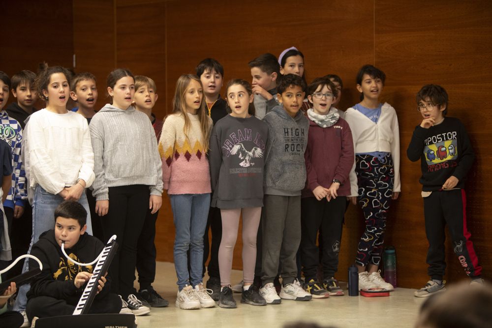 El alcalde de Sagunt felicita al alumno ganador de un certamen nacional de poesía