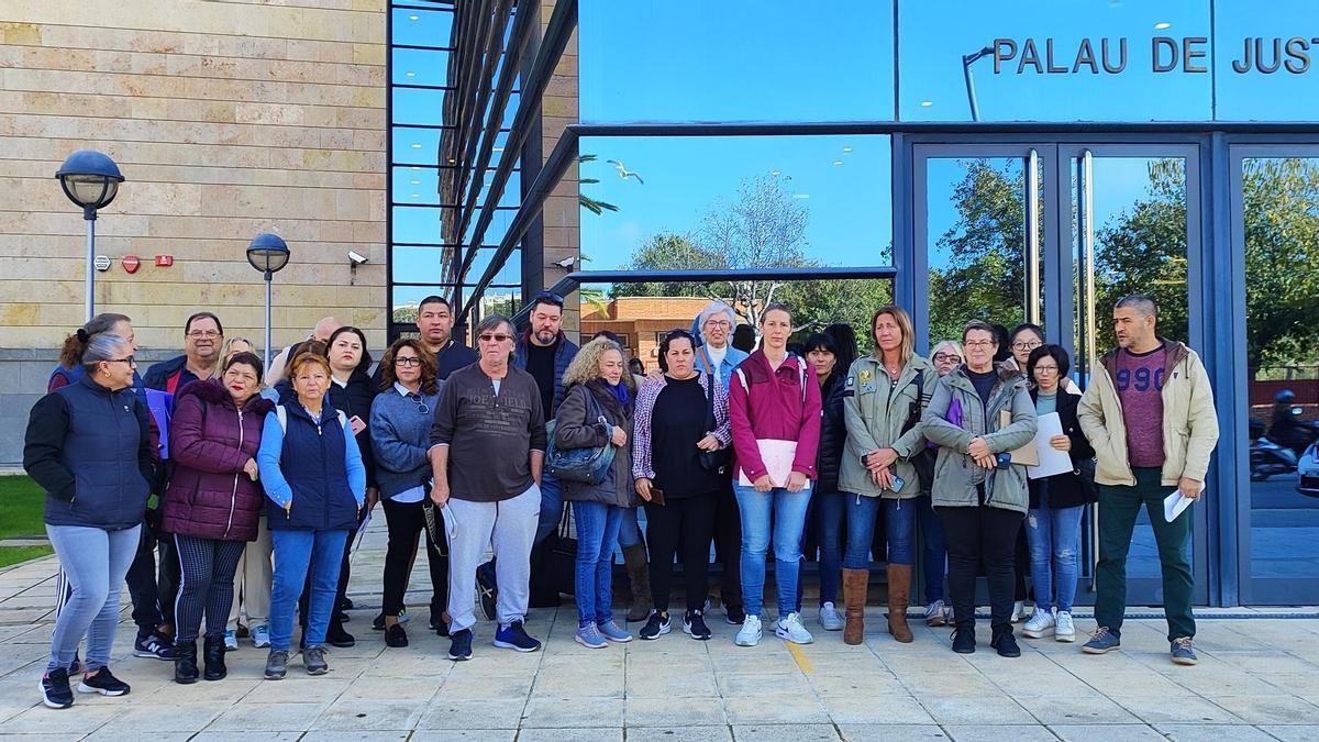 Una treintena de las 71 familias que han recibido la orden de desahucio se han concentrado este lunes en el Palau de Justícia de Vinaròs.