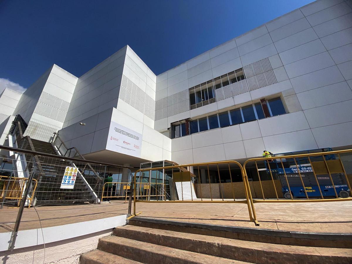 La sede de la Cámara de Comercio en el Puerto de Alicante con las obras paralizadas en la actualidad.