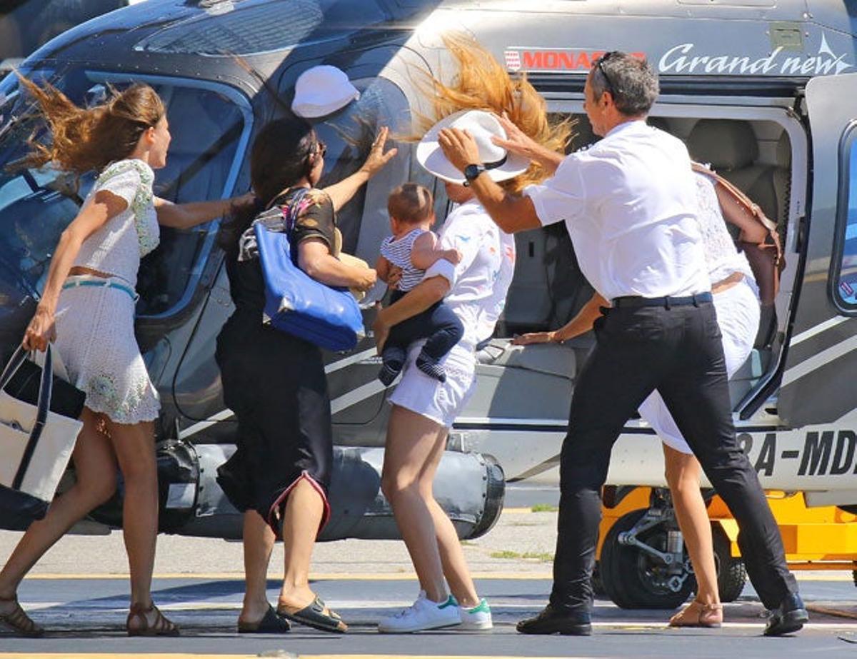Isla Fisher y a su bebé se les vuelan los sombreros