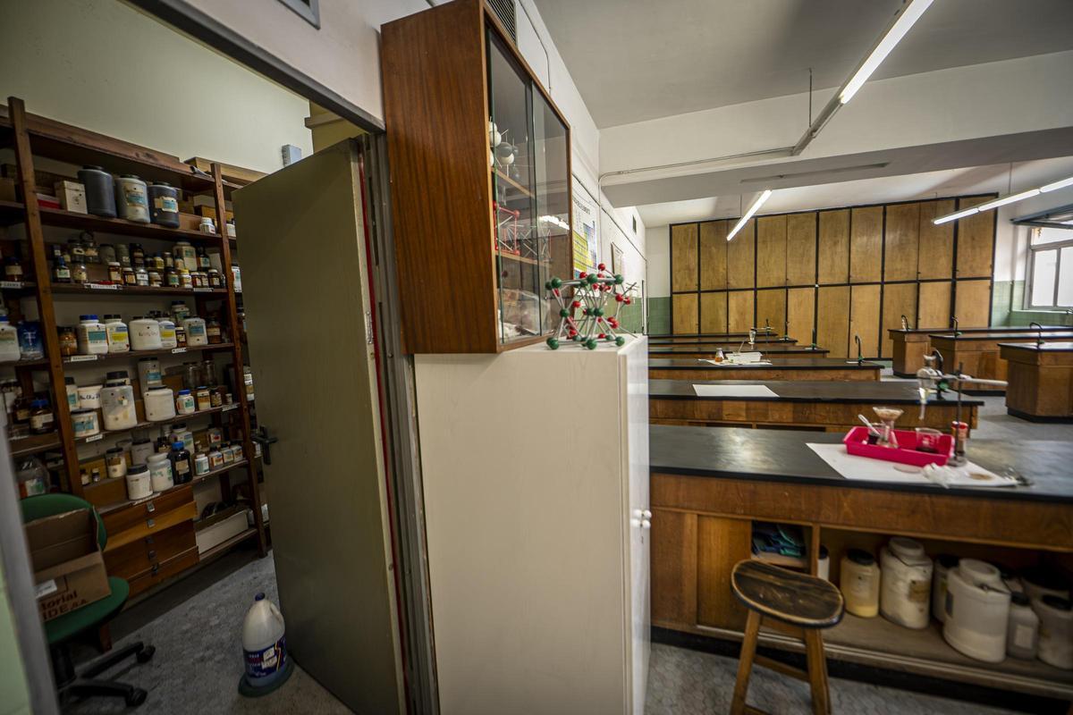 El Institut Sants, entre lo retro y lo ruinoso: crónica visual de un centro que envejece sin cuidados