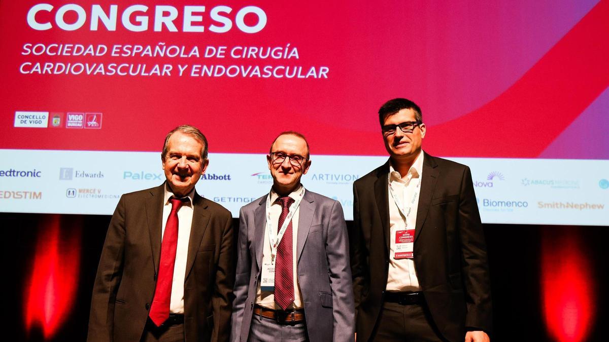 Desde la izq., el alcalde de Vigo, Abel Caballero, el presidente de la SECCE, Juan José Legarra, y Márcio Madeira, de la Sociedad Portuguesa de Cirugía Cardíaca.