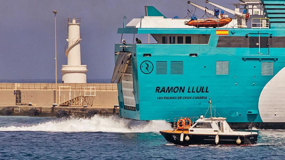 Los prácticos controlan la maniobra del ‘Ramon Llull’ en el puerto de Formentera. | G.FERRERO