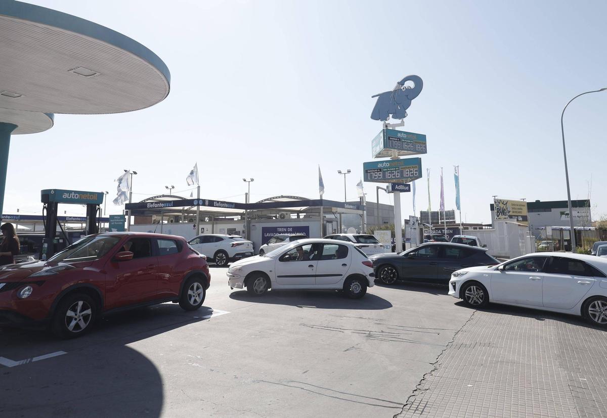 Primer día de la rebaja del IVA en el precio de la gasolina en Mallorca: "El precio estaba por las nubes, algo se tenía que hacer"