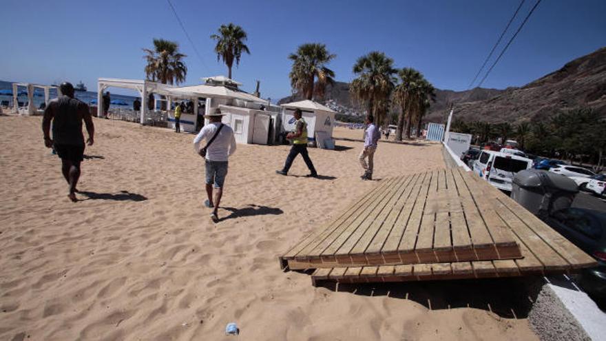 Dos tarimas para mesas de las terrazas que estaban ocultas en la arena.