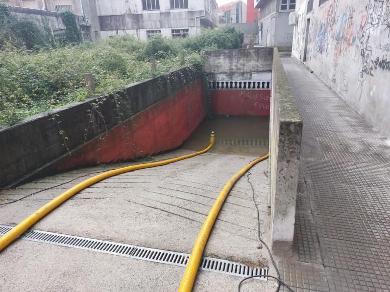 Uno de los bomberos que intervino ayer para evacuar el agua del edificio cangués. | S.A.