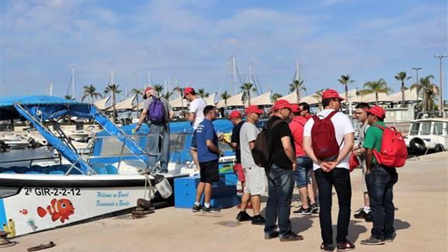 El grupo de internos esperando el catamarán destino a Tabarca