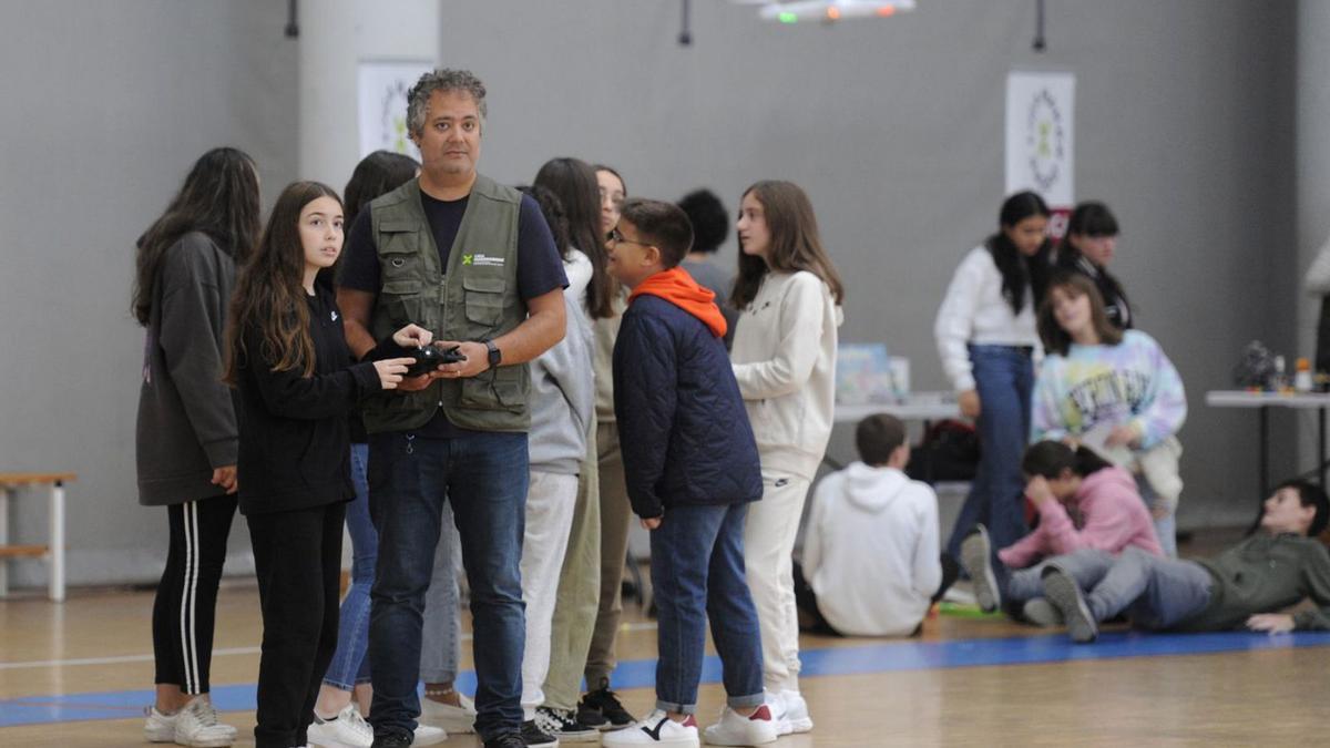 Trabajando con el hardware de los aparatos. |  // BERNABÉ/JAVIER LALÍN