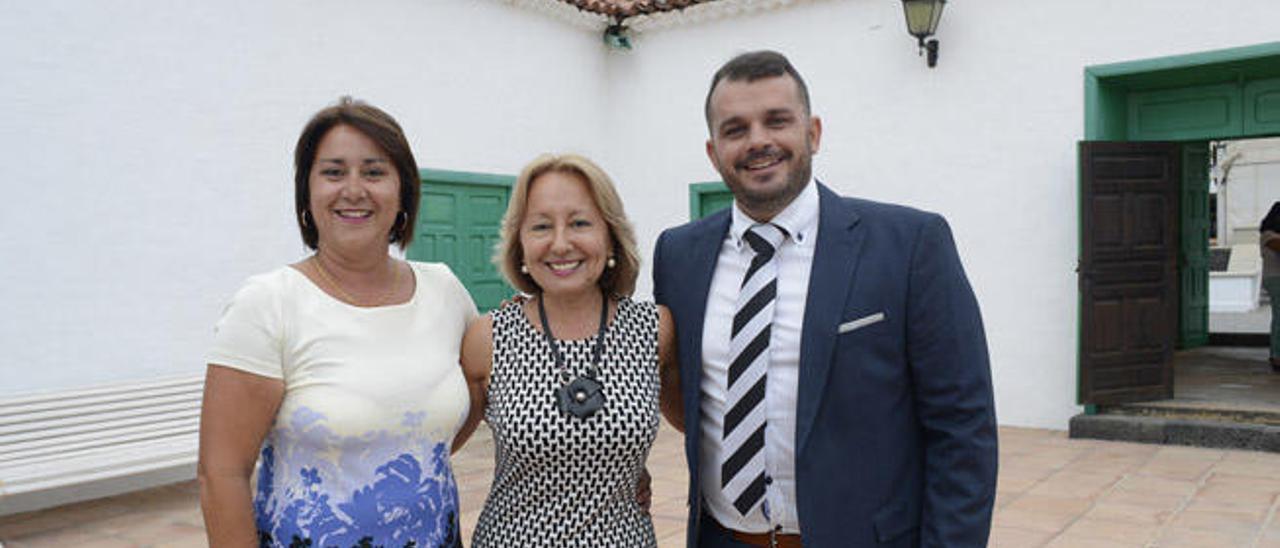 De izq. a dcha., Gladys Acuña (alcaldesa), María Teresa Villaverde (pregonera) y Javier Camacho (Festejos), ayer.