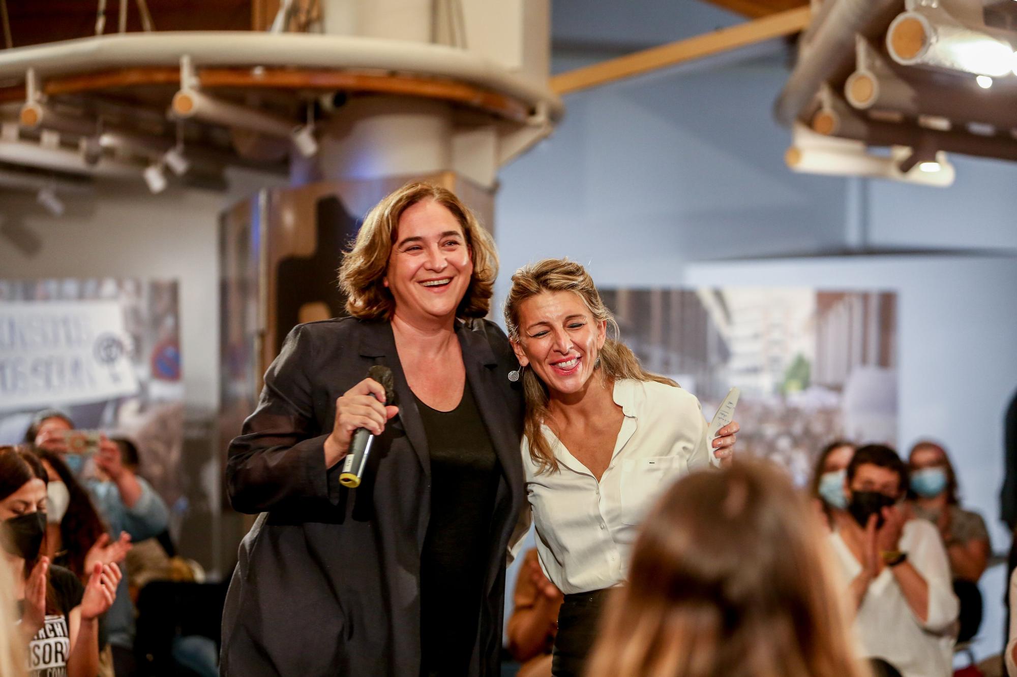 La alcaldesa de Barcelona, Ada Colau, junto a la vicepresidenta Yolanda Díaz, en el acto &quot;El feminismo en la cuarta ola: una nueva generación de derechos feministas&quot;