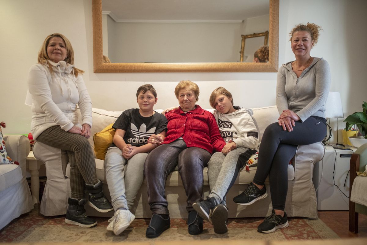 Los dos hijos de Lourdes, con la abuela en centro y junto a Mari, la cuidadora de la señora. // BRAIS LORENZO