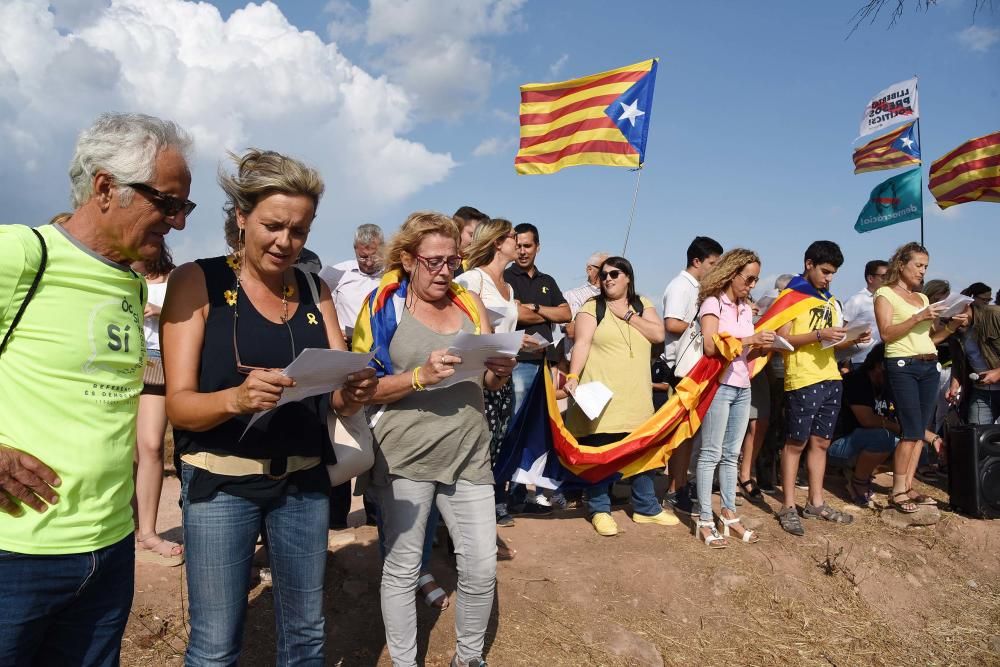 Celebració dels 52 anys de Jordi Turull a l'exterior de Lledoners