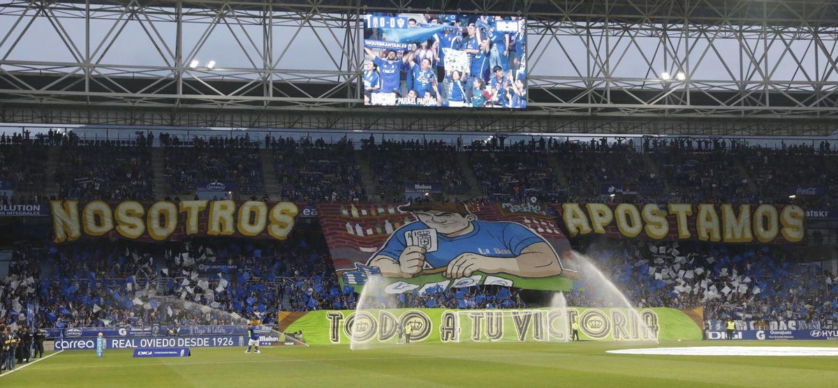 El tifo desplegado por los seguidores del Fondo Norte del Tartiere. | LUISMA MURIAS