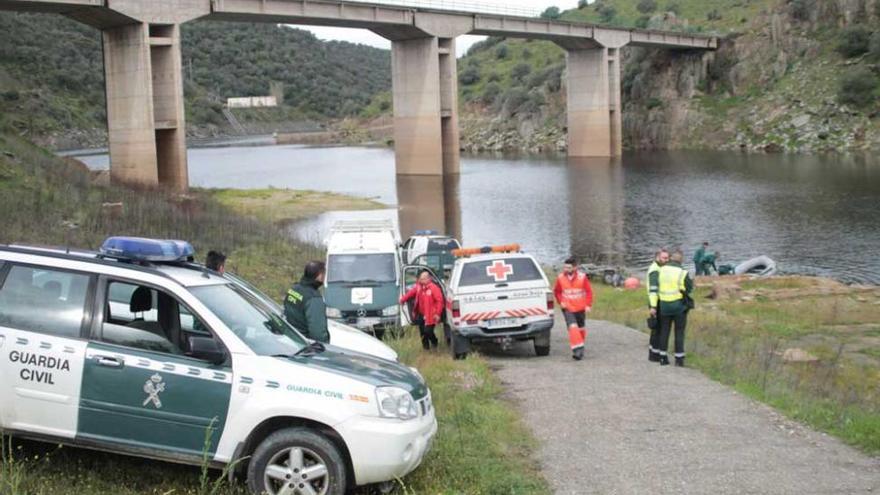 La Guardia Civil de Cáceres encuentra un segundo coche en el lecho del río Almonte