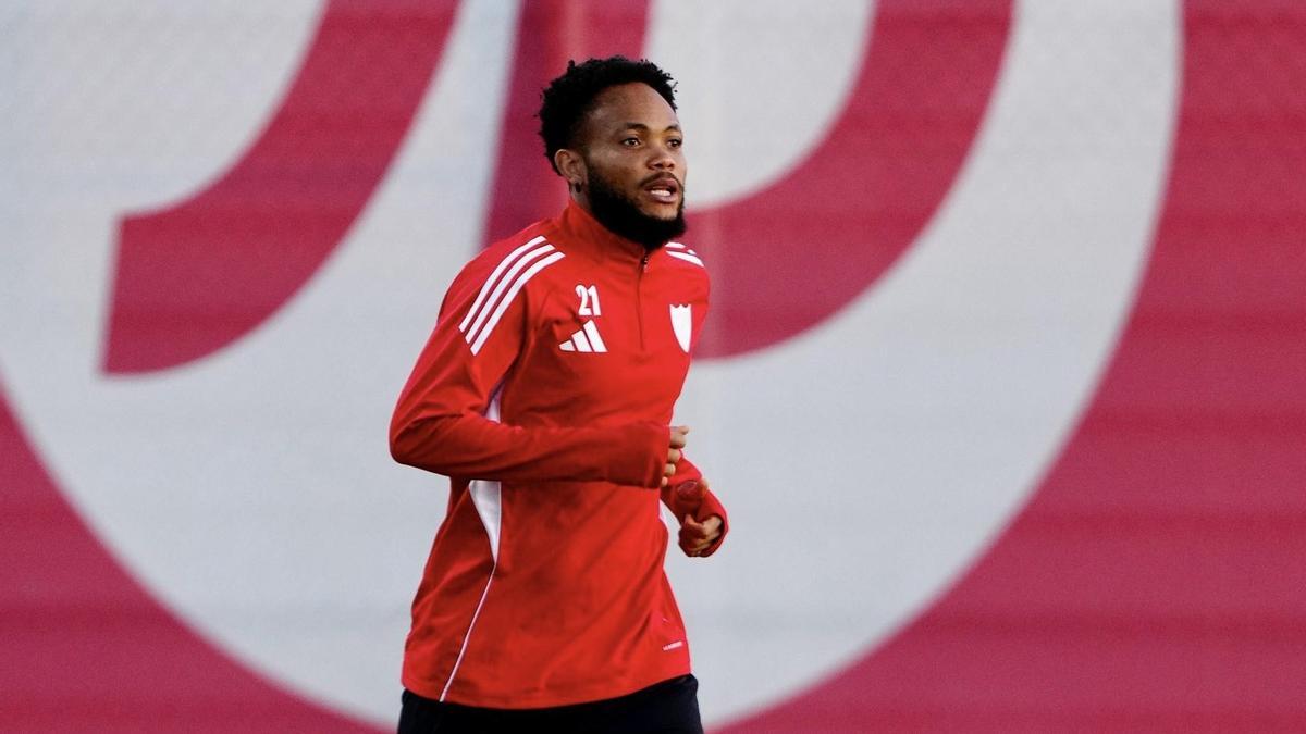 Chidera Ejuke se ejercita a las órdenes de Almeyda en el Sevilla FC tras el parón internacional de noviembre