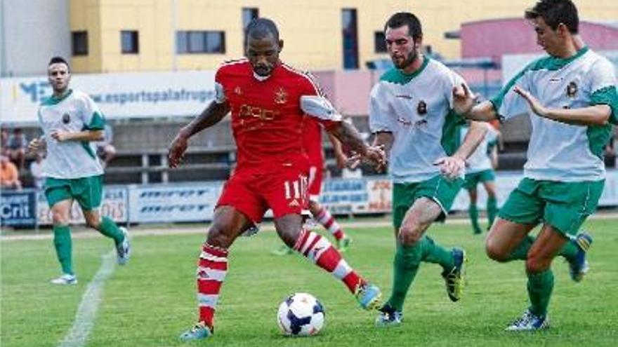 Una jugada del primer amistós de pretemporada del Llagostera, contra el Southampton anglès.