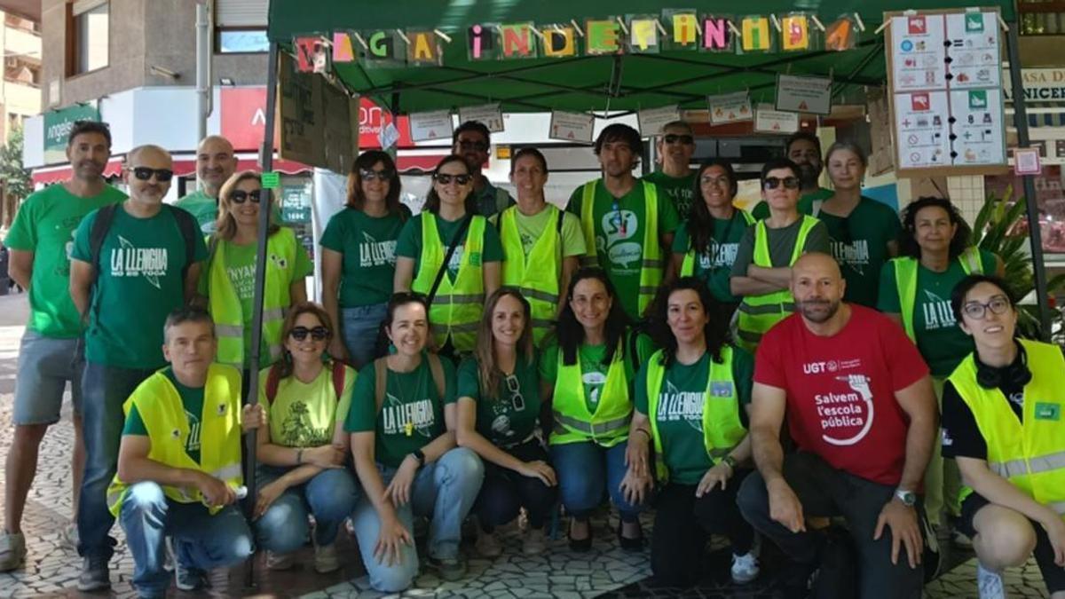 Los docentes, a pie de calle, a las puertas del mercado ambulante de los martes en Gandia